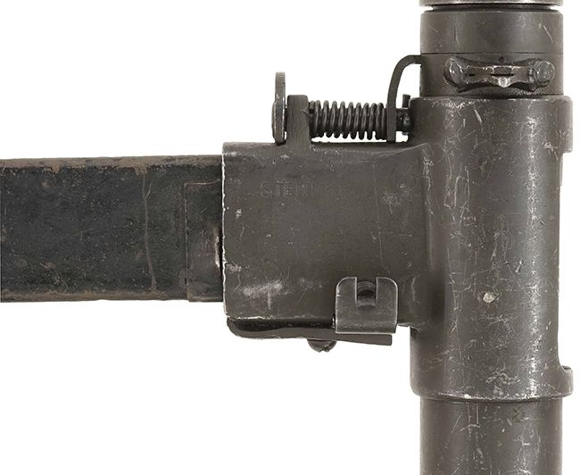 第二次大戦期 イギリス軍 ステン Mk II 短機関銃のマガジン・ハウジング上面の刻印の詳細