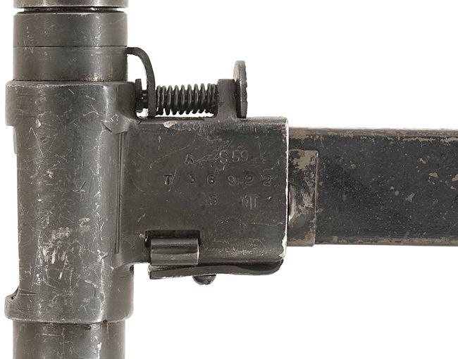 第二次大戦期 イギリス軍 ステン Mk II 短機関銃のマガジン・ハウジング下面の刻印の詳細