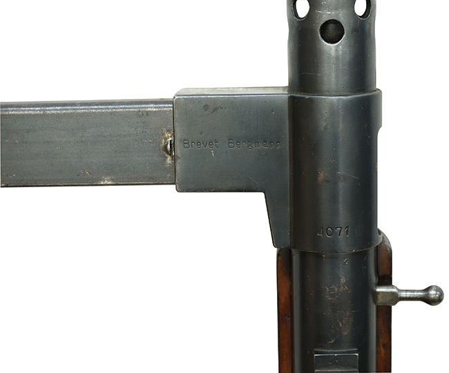 第二次大戦期 スイス SIG M1920 短機関銃のマガジン・ハウジング上面のパテント刻印の詳細