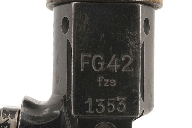 第二次大戦期 ドイツ軍 FG42 空挺用自動小銃 I型の機関部上面のモデル名刻印の詳細