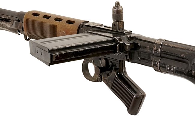 第二次大戦期 ドイツ軍 FG42 空挺用自動小銃 I型のマガジン装着状態のリア・サイトおよびグリップ周辺の詳細