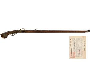 火縄銃 堺三匁細筒 合戦図色絵象嵌 (銃砲刀剣類登録証付古式銃、在銘: 摂州住籃谷権右衛門)