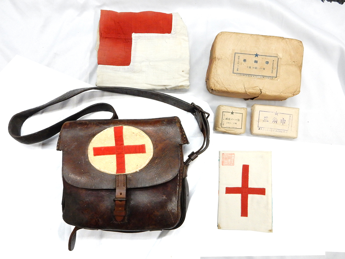 陸軍衛生兵用救急鞄 (赤十字旗、三角巾、巻軸帯、滅菌ガーゼ包、複製衛生章付)