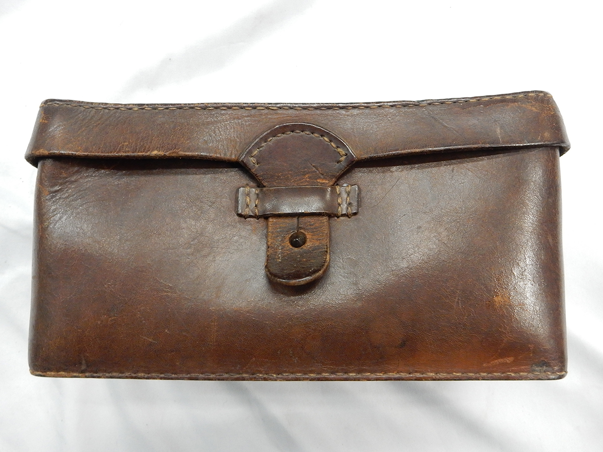 陸軍革製携行嚢 (内部に戦歴の書き込み)