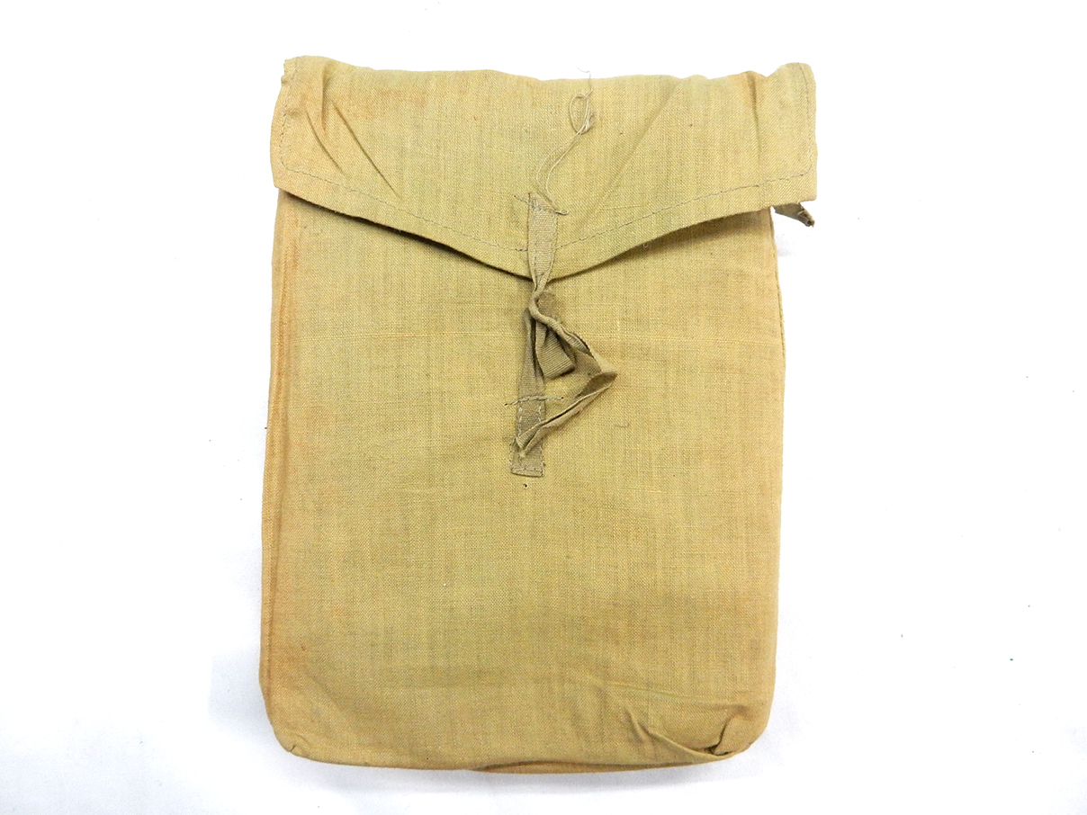 陸軍防毒衣 (1)(携行嚢の中に油紙製の防毒衣が入っています)