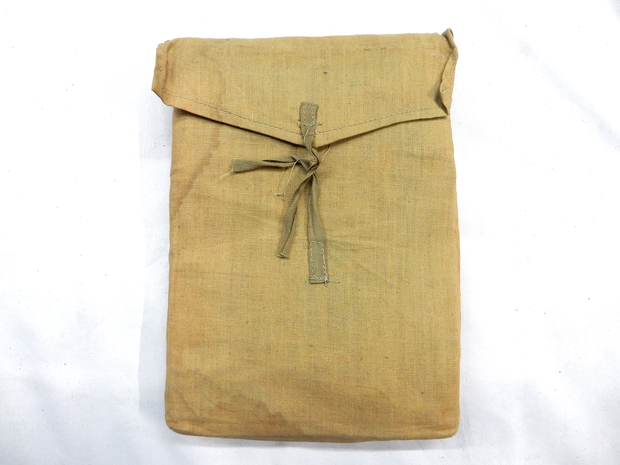 陸軍防毒衣 (2)(携行嚢の中に油紙製の防毒衣が入っています)
