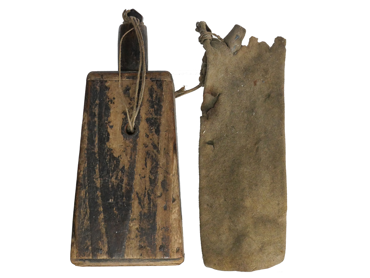 木製火薬入れ (革製弾袋付)