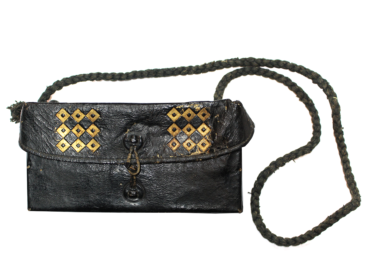 繋ギ九ツ目紋金箔押黒漆塗胴乱