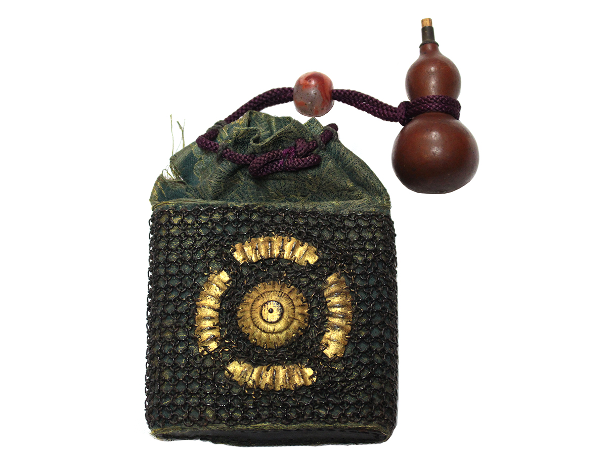 籠手巾着型弾袋と瓢箪口薬入 (赤碧玉緒締付)