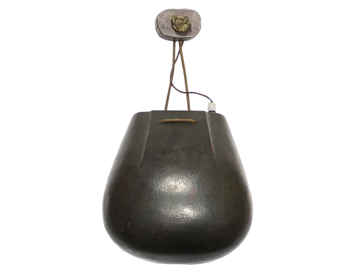 銅製青漆塗火薬入 (瑪瑙石蓋、根付つき)