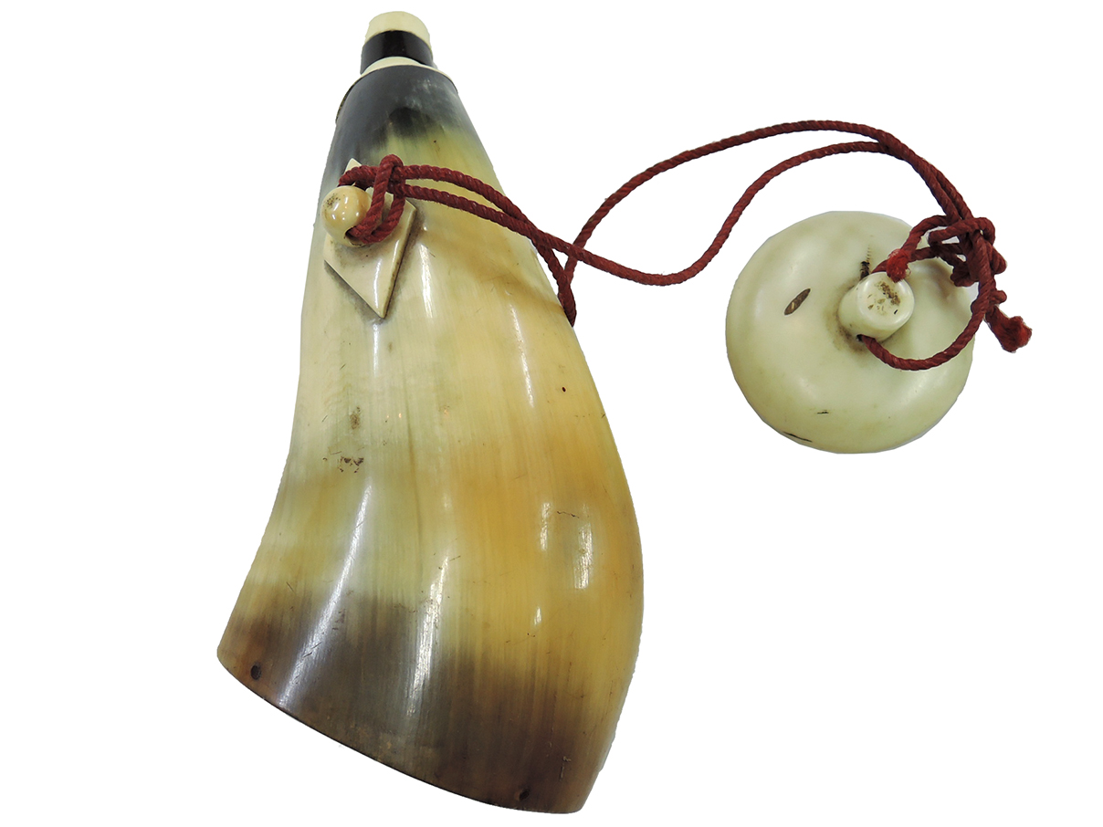 火縄銃用 牛角製火薬入れ (牛角製臼型根付)