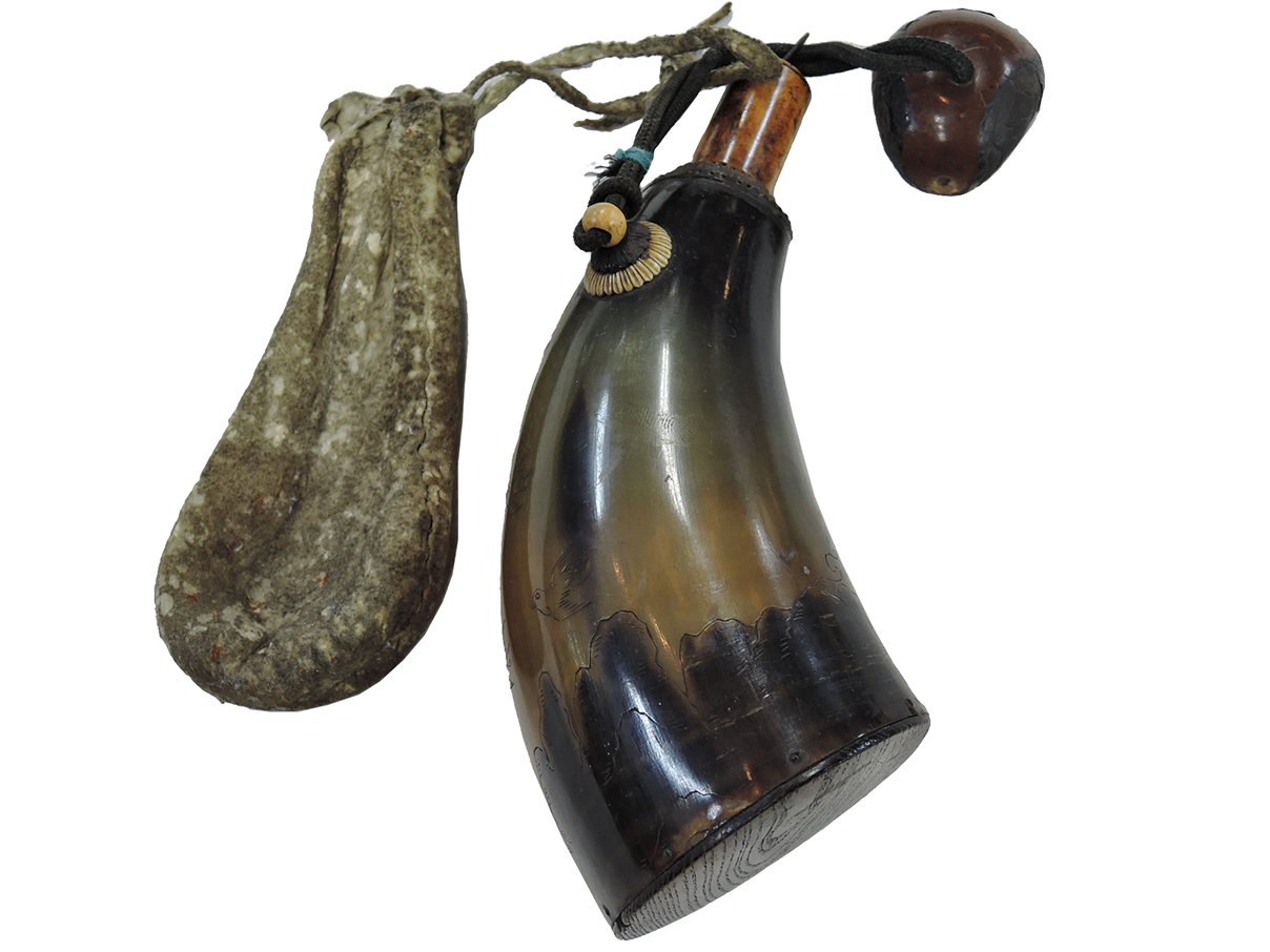 火縄銃用 牛角製火薬入れ (木製根付、弾袋付)