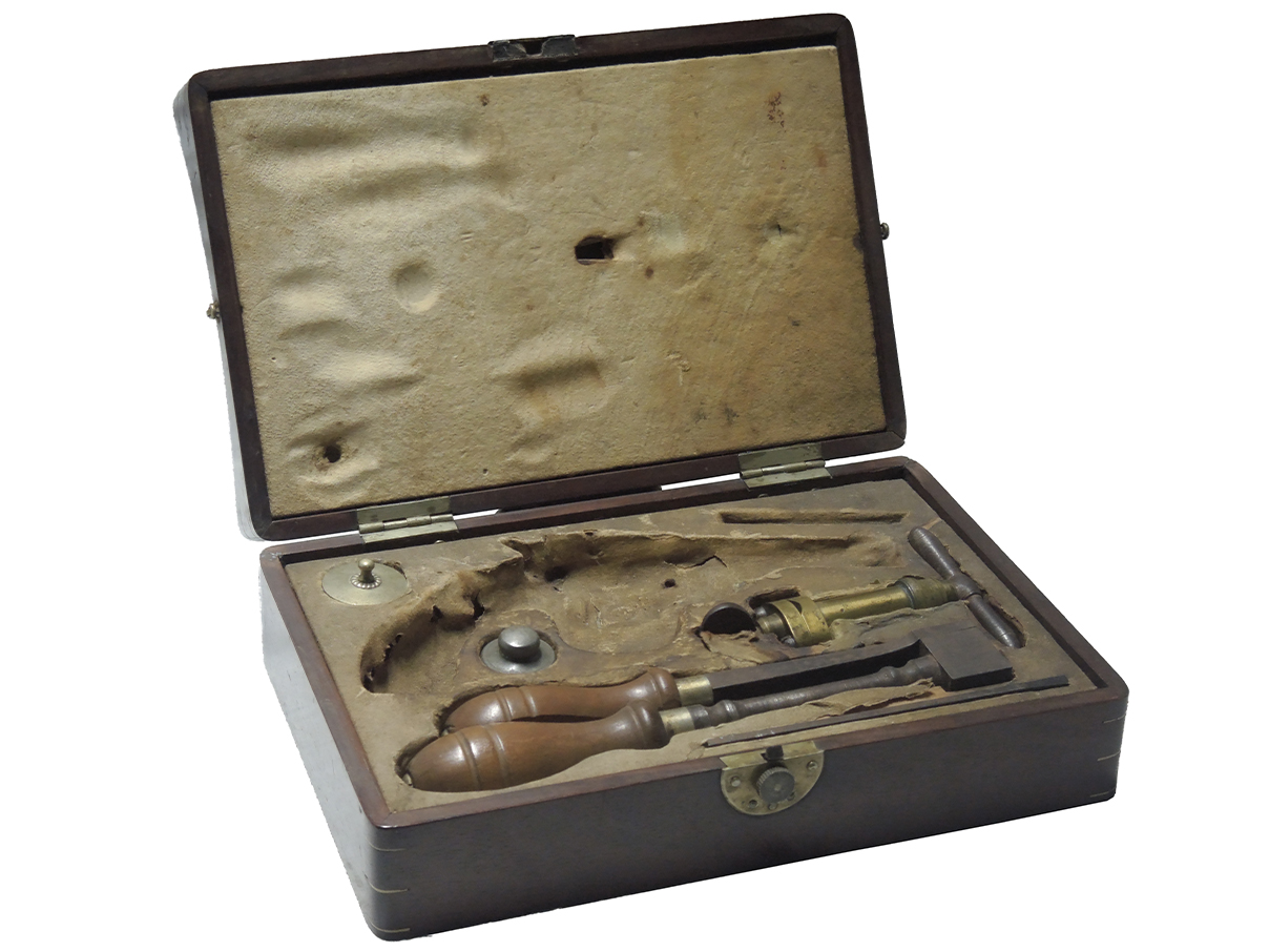 ベルギー製? ポケット リボルバー 木箱 (付属品付、枕型)