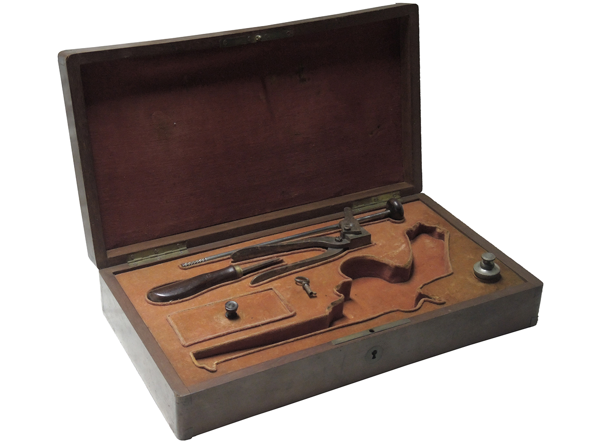 英国製 フレンチ・タイプ リボルバー木箱 (オイラー、モールド、ドライバー、クリーニング・ロッド付)