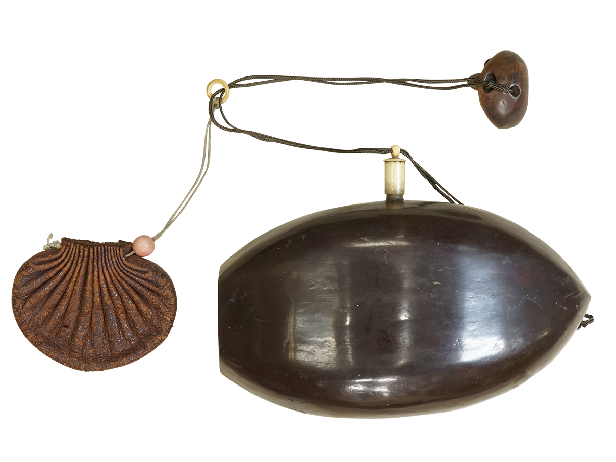 【TK】★★黒漆塗舟型火薬入れ (朱桜花葉蒔絵、革製弾入れ、根付、緒締付)【101】