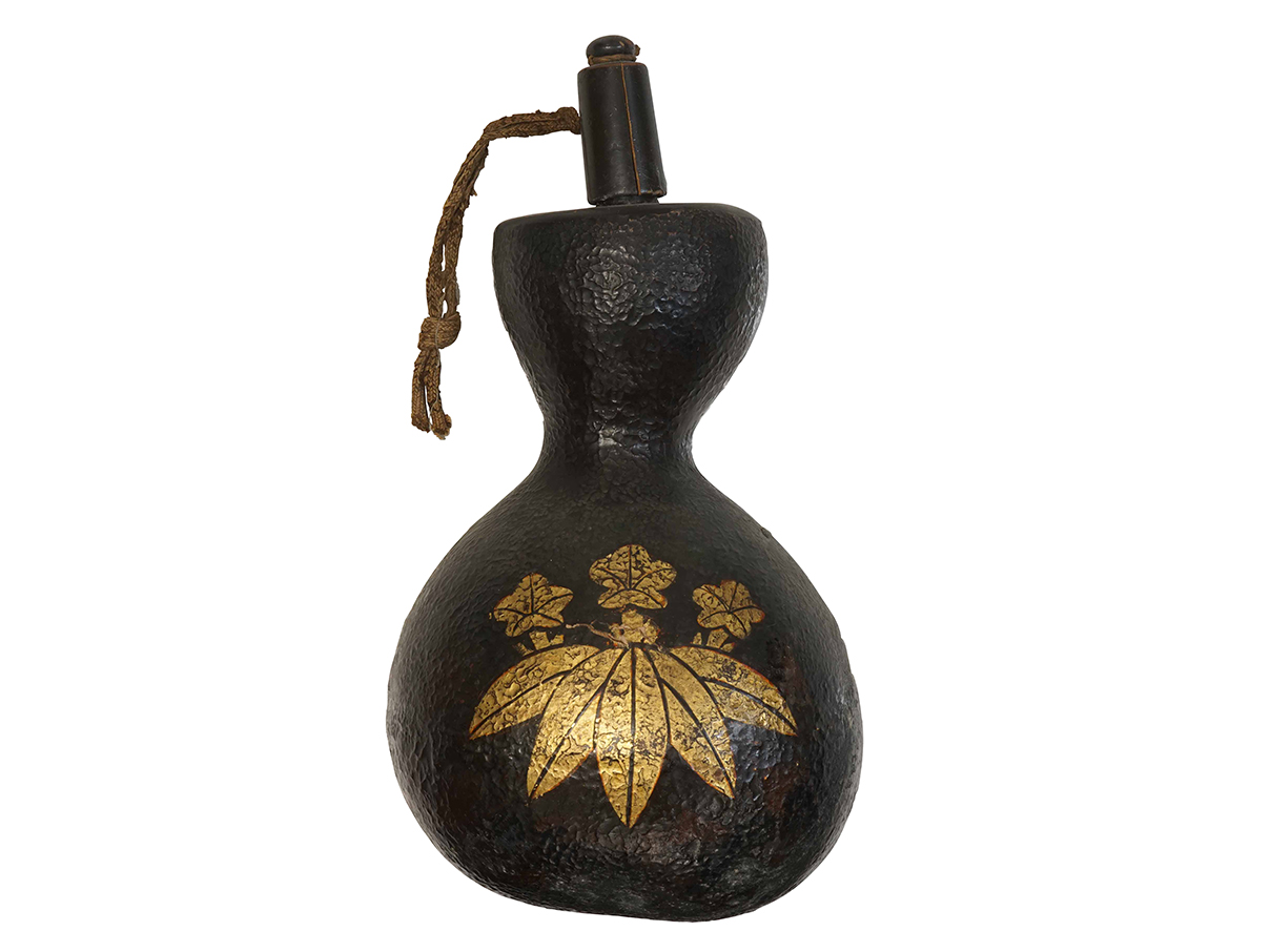 【TK付A】瓢箪形金箔押笹竜胆紋火薬入 (西)(2)【101】