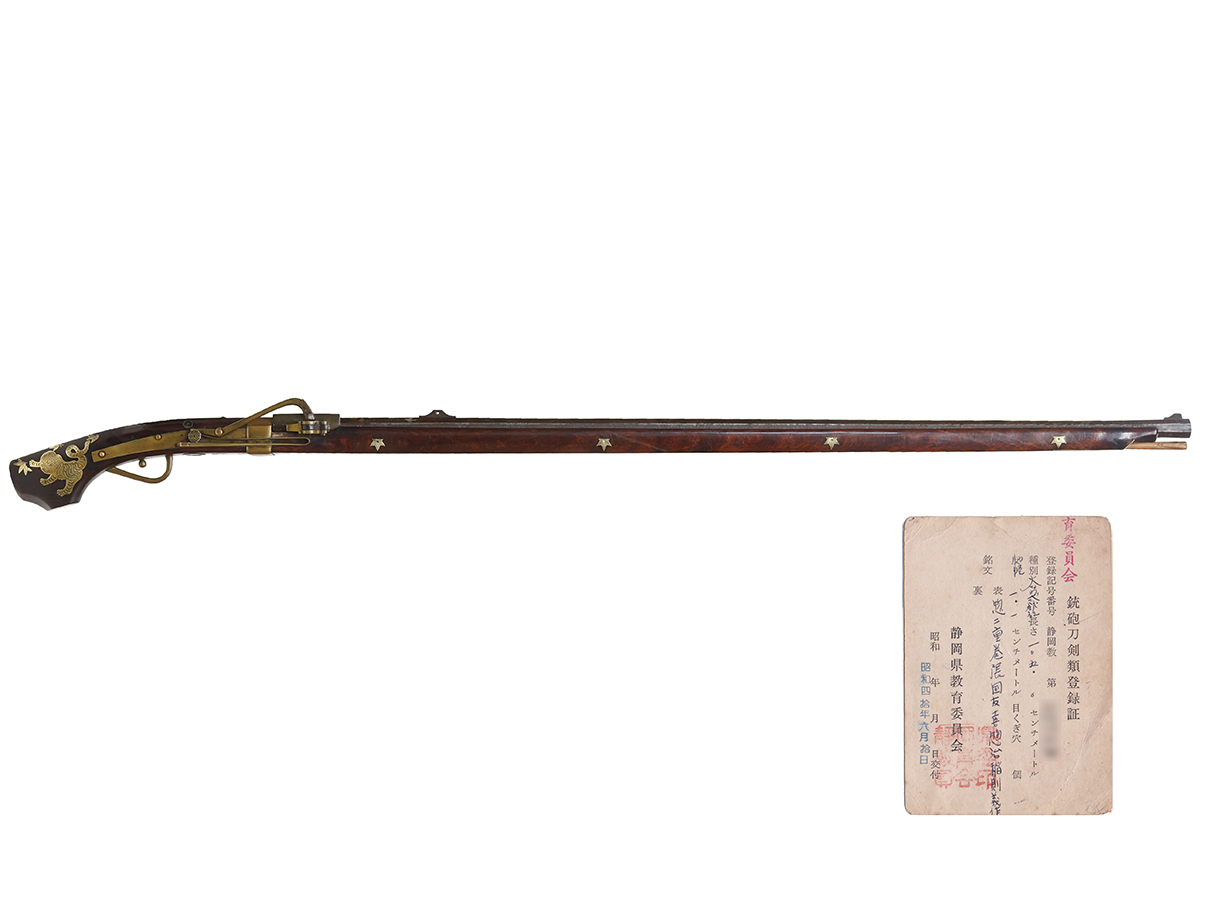 火縄銃 国友二匁細筒 「梅樹ニ小鳥図」色絵象嵌 (登録証付古式銃、在銘: 惣二重巻張 國友喜惣治稲則義作)(西)(44)